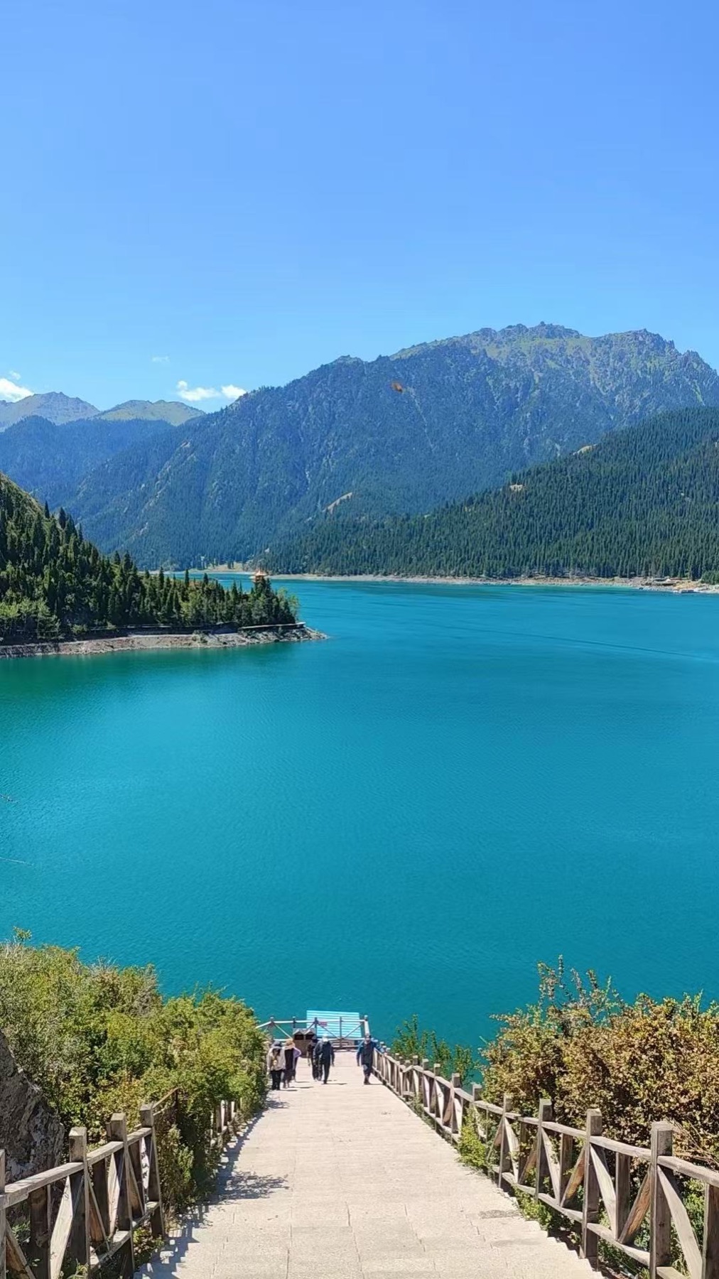 Tanrı Gölü ve çevresindeki dağ manzarası