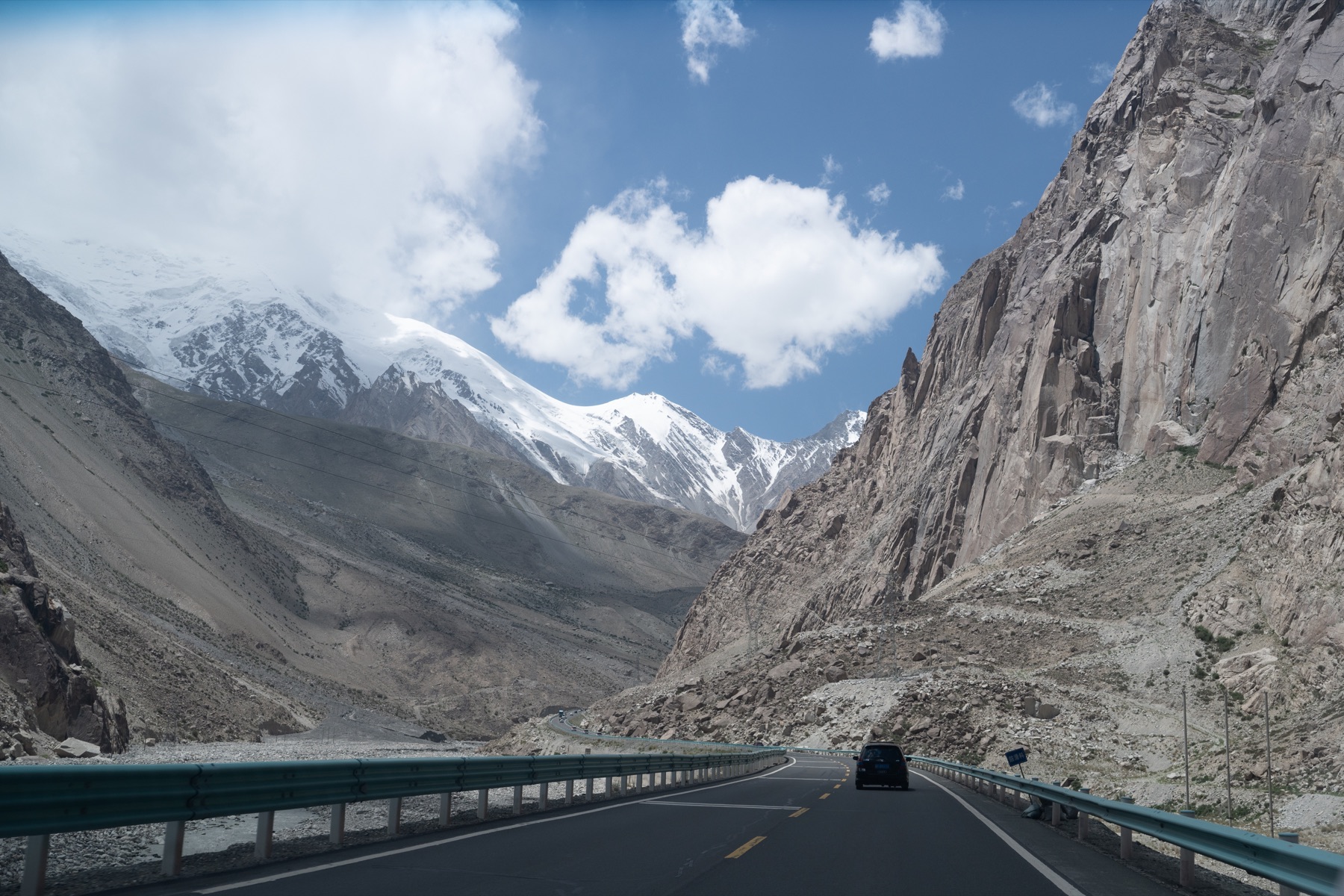 Karakorum Otoyolu ve Pamir dağları